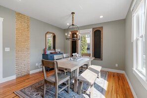 Elegant dining for 6