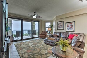 Living Room | Free WiFi | Smart TV | Central A/C & Heat