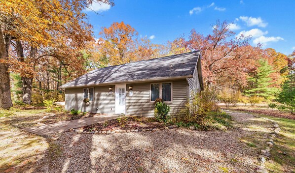 Main Entrance of cozy Woodland Pines Cottage