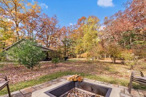 Back yard fire pit for Woodland Pines Cottage, with seating