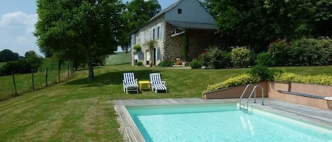 La piscine, et au fond la maison, coté terrasse couverte