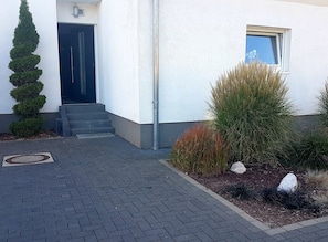 Hauseingang und Parkplatz