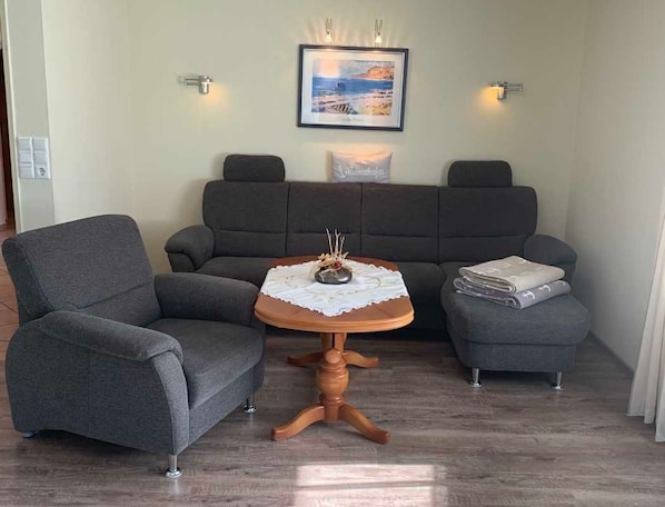 Wohnzimmer mit gemütlicher Couch