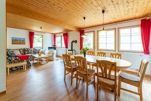 Ferienhaus Kranich Essbereich und Wohnzimmer