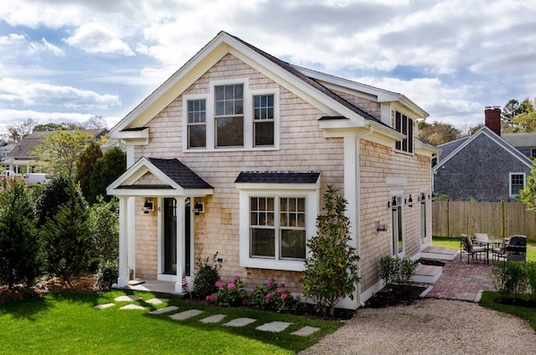 Luxurious Cottage Living in Edgartown Village