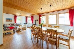 Ferienhaus Kranich Essbereich und Wohnzimmer