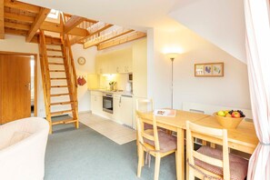 Ferienwohnung Hase Essbereich und Küche