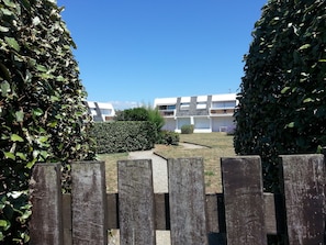 La résidence se compose de deux batiment au fond d'un jardin