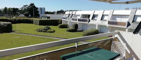 Résidence Le Conguel. Vue dégagée face à un grand jardin. Balcon avec store.