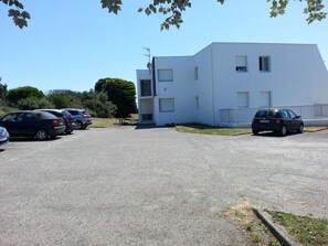 Bâtiment C .Parking privé à l'arrière des bâtiments et accès au hall d'entrée.