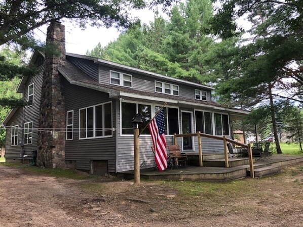 Front of the cottage (lake facing)