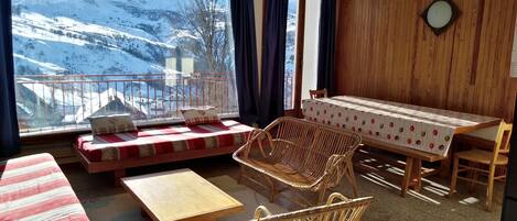 Grand  séjour avec salle à manger, baie vitrée et balcon-terrasse