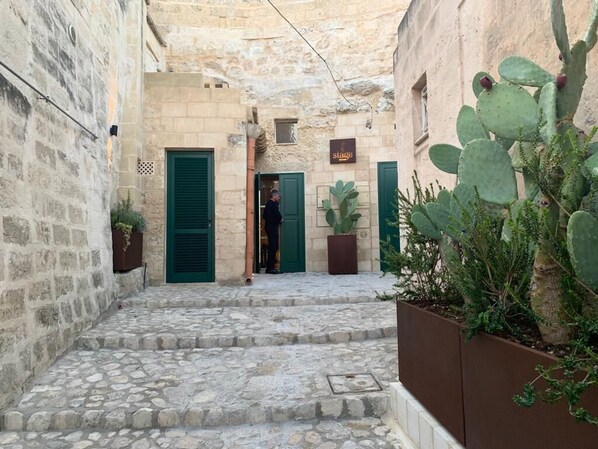 Arrival to StageRooms