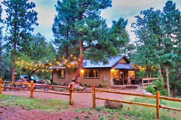 Pine Ridge cabin with its cozy outdoor lighting