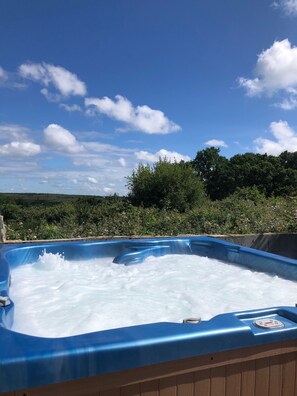 Hot tub for 6 with views over the new Forest - Perfect!