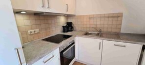 Ferienwohnung 2, 55 qm, 2 Schlafzimmer, max. 3 Personen-Küche, komplett ausgestattet mit Geschirrspüler etc.