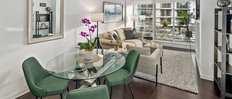 Bright and cheerful living/dining area