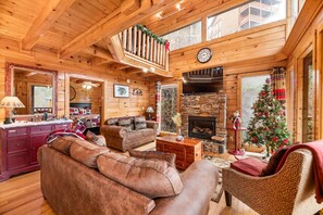 Living room with 6 people sitting arrangement