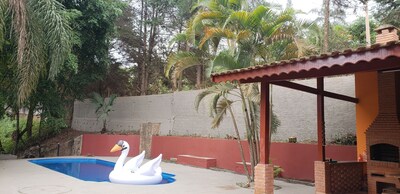Chácara em condomínio fechado com piscina e acesso à represa