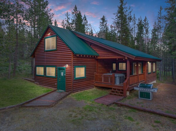 Restoration Pines ~ hot tub, grill, and plenty of parking for your group!