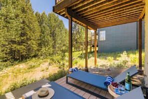 Fruit, wine, and sunshine – the perfect combination for a perfect day.