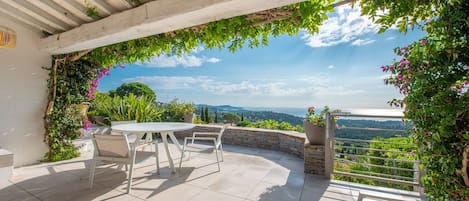 terrasse côté sud, vue depuis le barbecue sur le Cap Lardier