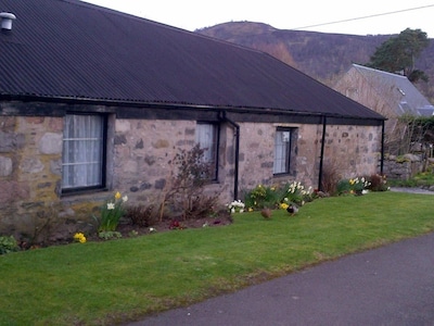 Rustic 1 bedroom cottage situated in quaint Highland village