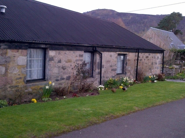 Cornerhouse Cottage, roadside view
