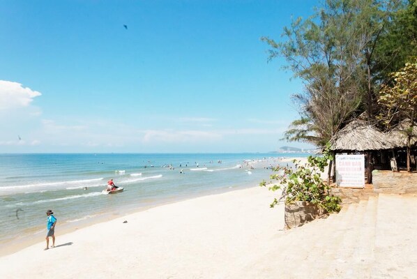 It takes two minutes to go to the beach.