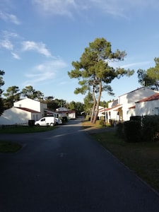 Maisonnette 4 personnes à 700 m plage avec piscine