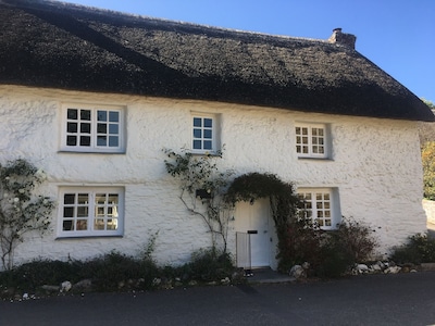 The Thatched Cottage, ein schönes und historisches Haus im Süden von Cornwall