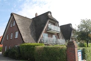 Reetdach-Wohnanlage