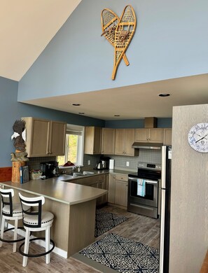 Full kitchen - perfect for entertaining and cooking meals.
