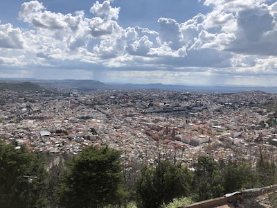 A poca distancia de museos, restaurantes y el centro, con una vista impresionante