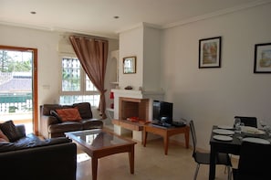 Spacious Living Room with UK TV & WIFI