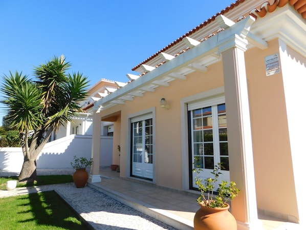 Bright and spacious family villa for 6 close to Obidos castle