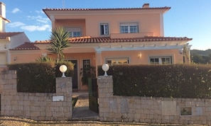 Beautiful family villa for 6 people fully fenced and gated