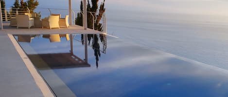 Infinity pool