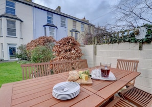 The garden with garden furniture, great for al fresco dining