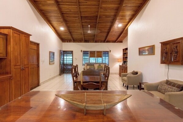Living room & kitchen (1)