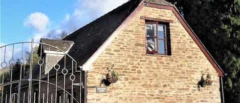 Welcome to Penybont Barn! Parking on the dedicated area in front of the property