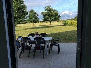 Depuis le séjour vue sur terrasse et jardin