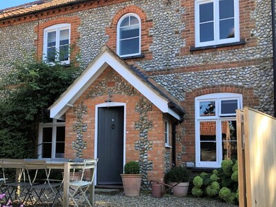 Short walk to Holt - lovely cottage with annexe, parking & private lawned garden