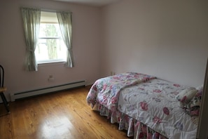 Middle bedroom with twin trundle