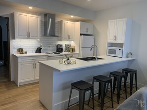 Kitchen with Breakfast Bar (Seats 4)