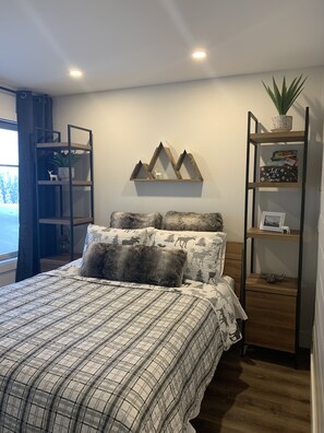 Master Bedroom - Queen Bed (Sleeps 2) 