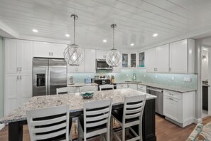 Dining & Kitchen