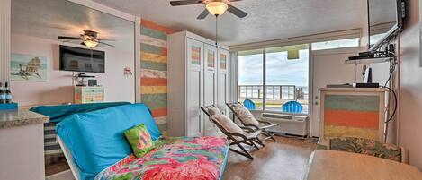 Calling all beach bunnies, snowbirds, and couples! This studio condo is for you.
