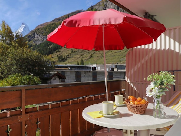 Table, Sky, Umbrella, Property, Furniture, Plant, Tableware, Cloud, Outdoor Furniture, Chair