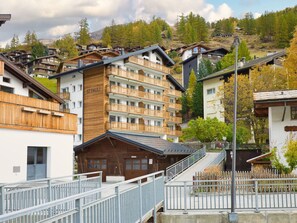 Ciel, Nuage, Bâtiment, Plante, Fenêtre, Bois, Arbre, Clôture, Maison, Design Urbain